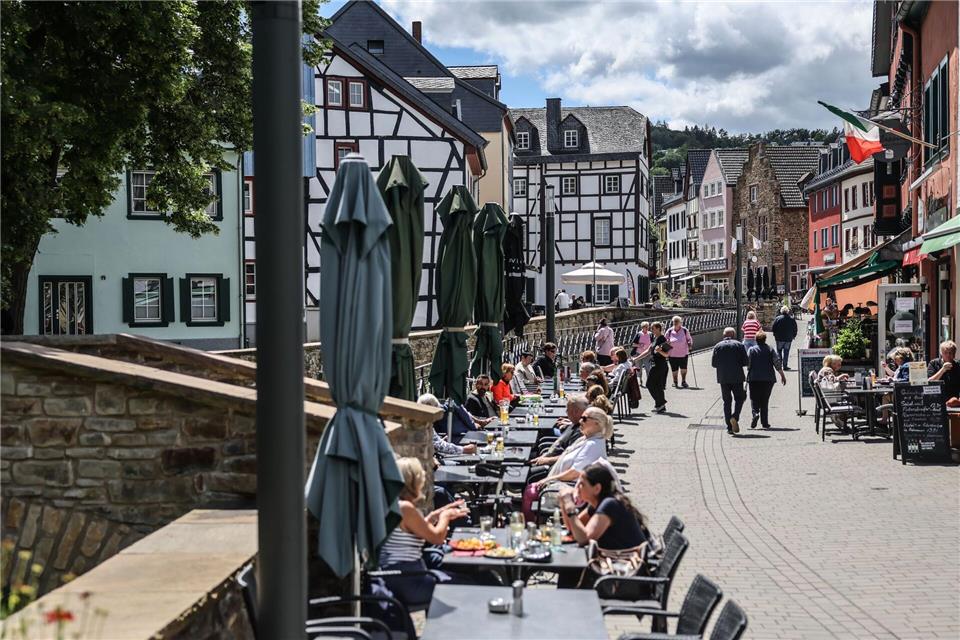 Die malerische Altstadt von Bad Münstereifel nach der Flut verwüstet, heute flanieren wieder Ausflügler durch die Einkaufsstraßen.Oliver Berg/dpa