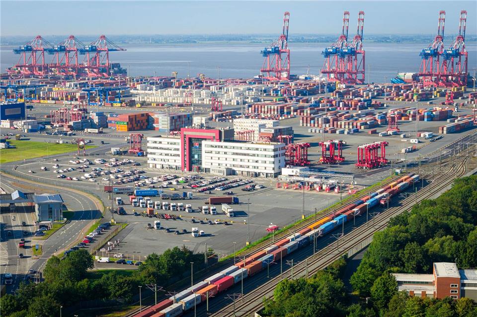 Die maritime Logistik rechnet mit Umwegen und höheren Kosten. (Archivbild)Sina Schuldt/dpa