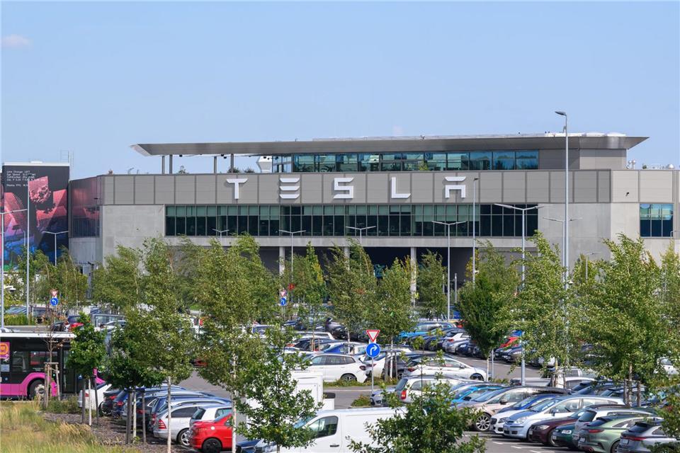 Die mehr als 11.000 Mitarbeiterinnen und Mitarbeiter bei Tesla in Grünheide können sich über mehr Geld auf dem Konto freuen. (Archivbild)Patrick Pleul/dpa