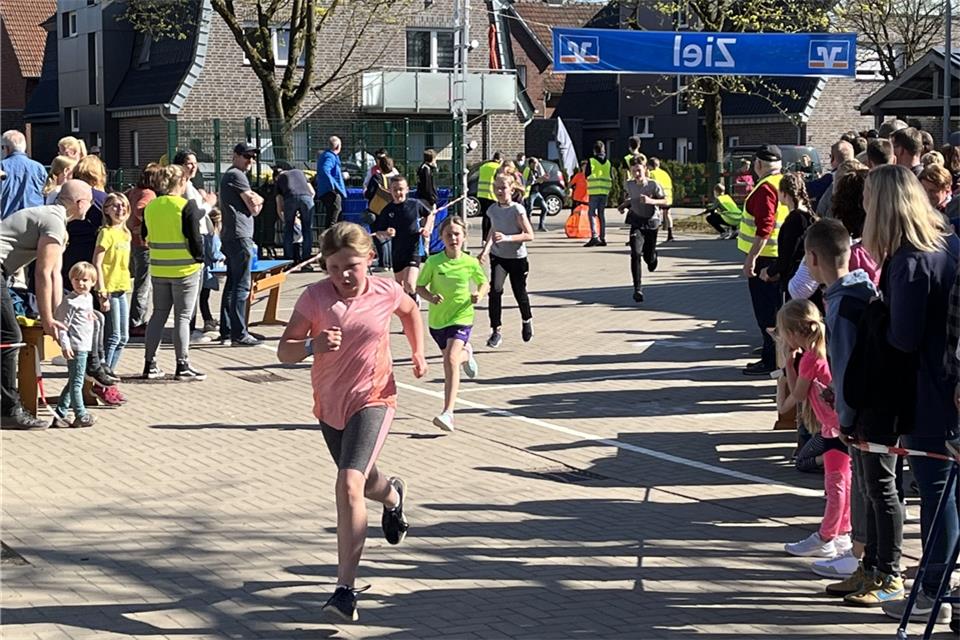 Die meist jungen Sportler haben Runde für Runde viel Geld für die Ukraine-Hilfe erlaufen.