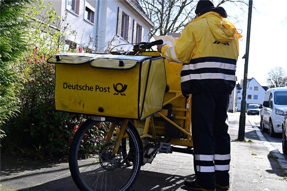 Die meisten Briefe tragen hierzulande Postboten der Deutschen Post aus. (Archivbild)Wolf von Dewitz/dpa