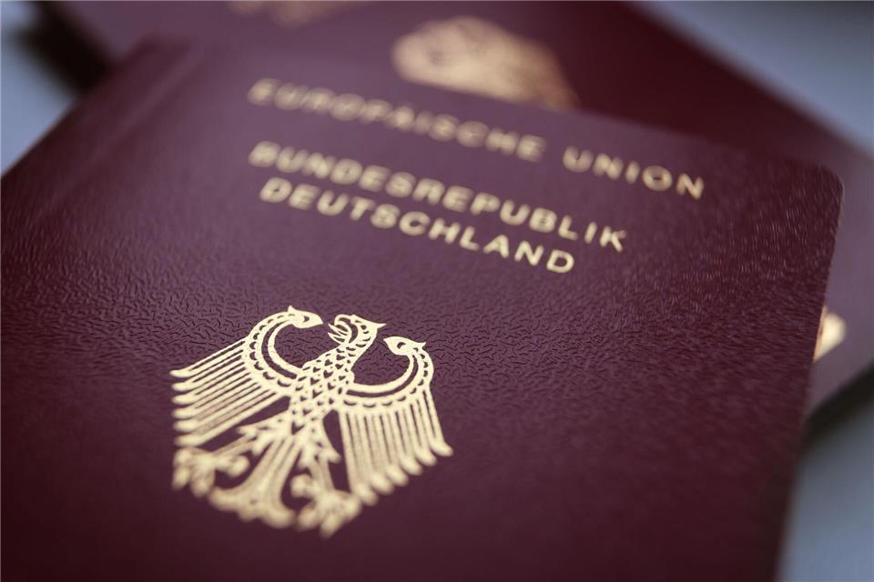 Die meisten Bürger holen sich ihren neuen Pass im Amt ab. (Symbolbild)Karl-Josef Hildenbrand/dpa/dpa-tmn