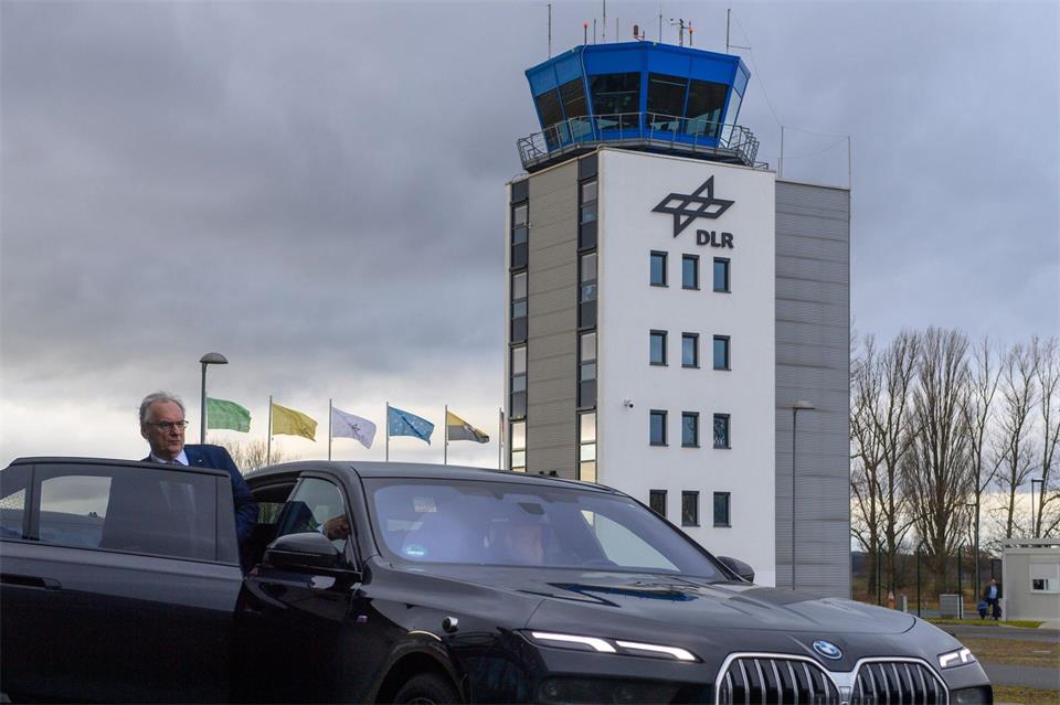 Die meisten Dienstwagen der Landesregierung von Sachsen-Anhalt - wie hier vom früheren Ministerpräsidenten Reiner Haseloff (CDU) - kommen von BMW. (Archivbild)Klaus-Dietmar Gabbert/dpa
