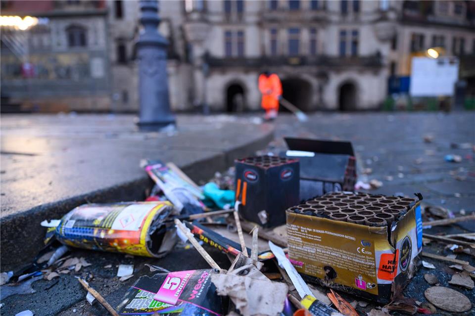 Die meisten Feiern blieben friedlich, in manchen Fällen hatte die Böllerei aber schlimme Folgen.Robert Michael/dpa