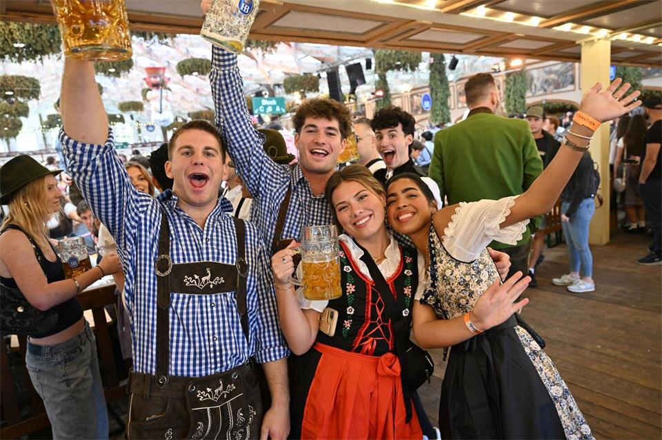 Die meisten Gäste kommen in Dirndl und Lederhose. Felix Hörhager/dpa