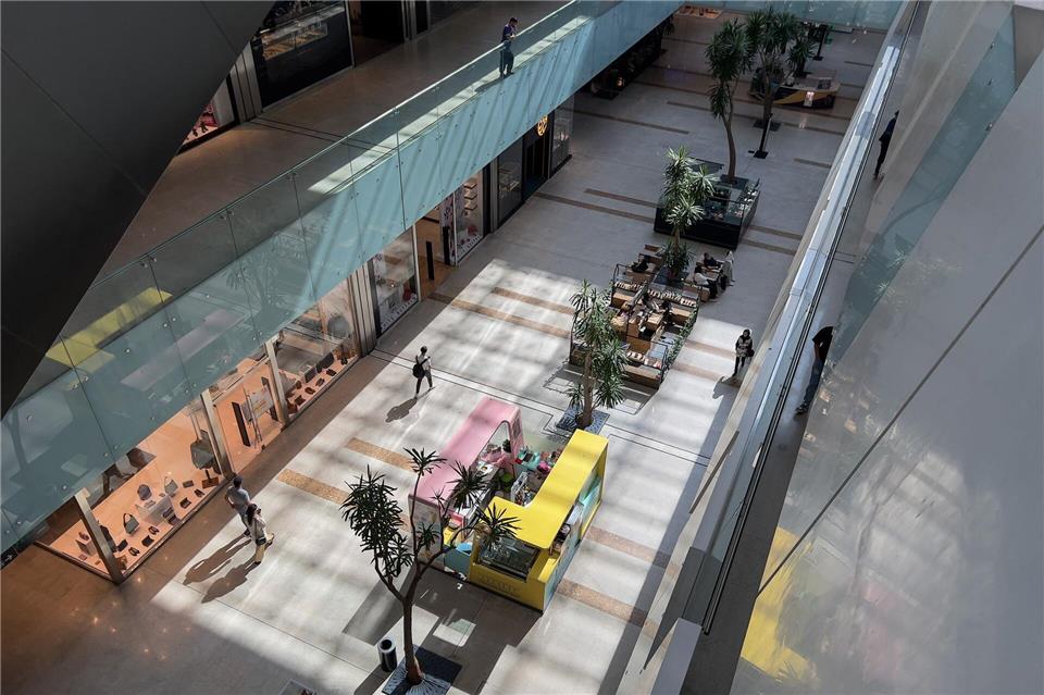 Die meisten Geschäfte sind geöffnet, aber kaum Kundschaft kommt vorbei. (Archivbild)Arne Bänsch//dpa