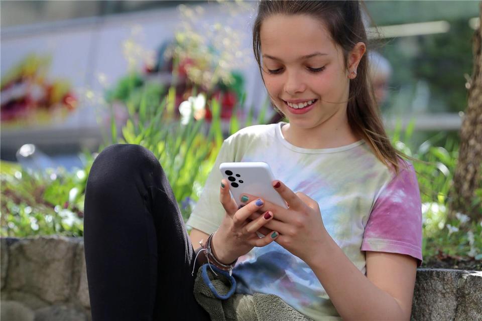 Die meisten Kids sind überglücklich, wenn sie ihr erstes eigenes Smartphone bekommen. Auf Eltern kommen nun aber einige neue Aufgaben zu.picture alliance / dpa-tmn