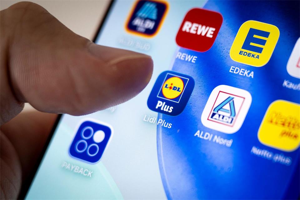 Die meisten Lebensmittelhändler haben eine eigene App, aber nicht alle ein Bonusprogramm.Philip Dulian/dpa