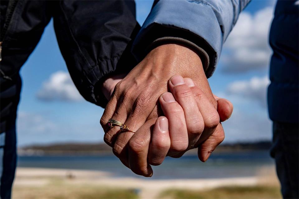 Die meisten Menschen wählen eine Partnerin oder einen Partner mit gleichem Bildungsniveau. (Symbolbild)Axel Heimken/dpa