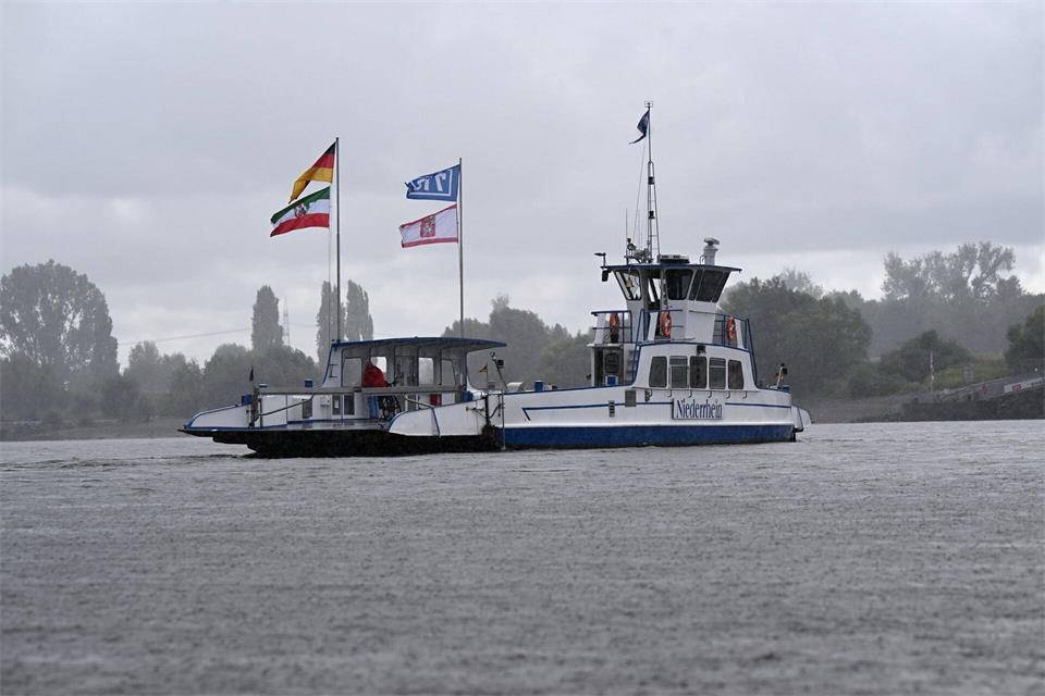 Die meisten Rheinfähren fahren wieder, allzu viele Passagiere sind bei wechselhaftem Wetter aber nicht an Bord: Hier ein Blick auf die Fähre von Düsseldorf-Urdenbach nach Zons.Wolf von Dewitz/dpa