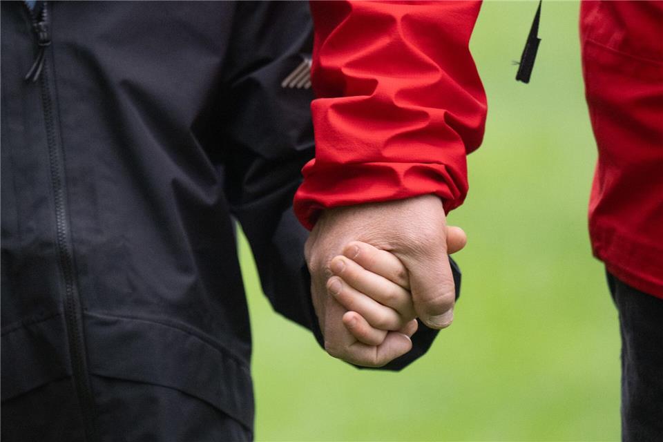 Die meisten Väter arbeiten Vollzeit. (Symbolbild)Hendrik Schmidt/dpa