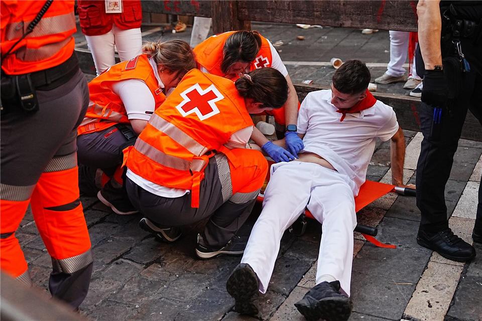 Die meisten Verletzten bei den Stierhatzen in Pamplona erleiden Prellungen oder Gehirnerschütterungen. Lebensgefährliche Verletzungen durch die langen spitzen Hörner der Kampfstiere sind seltener.Miguel Oses/AP/dpa