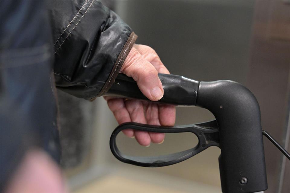 Die meisten pflegebedürftigen Menschen werden zuhause versorgt. (Symbolbild)Michael Bahlo/dpa