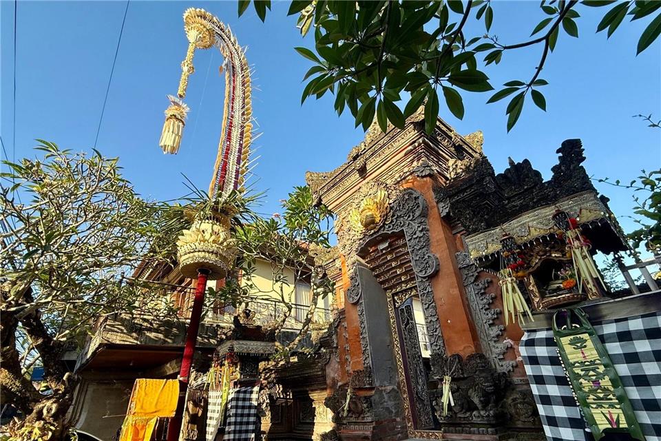 Die meterhohen, geschwungenen Penjor gehören auf Bali zum „Galungan“-Fest dazu.Carola Frentzen/dpa