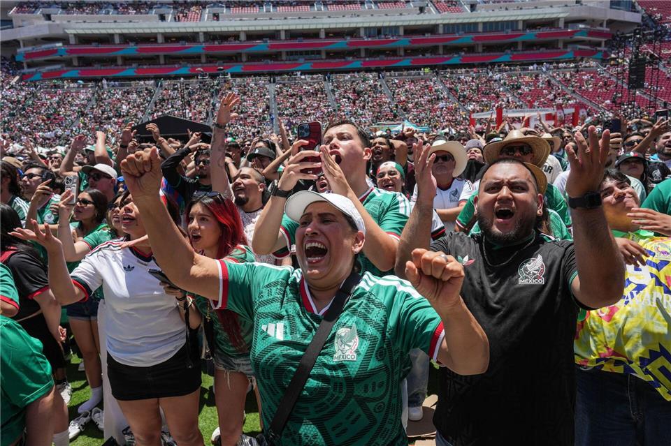 Die mexikanischen Fans feiern den Auftaktsieg.Jae C. Hong/AP/dpa