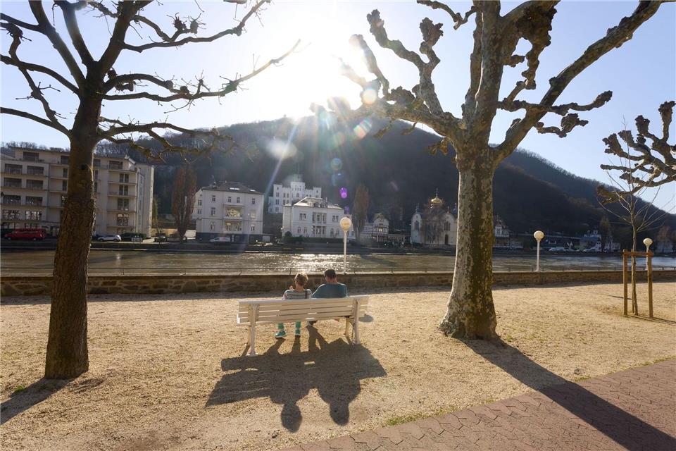 Die milden Temperaturen laden Spaziergänger in Rheinland-Pfalz und im Saarland zum Entspannen ein. Thomas Frey/dpa