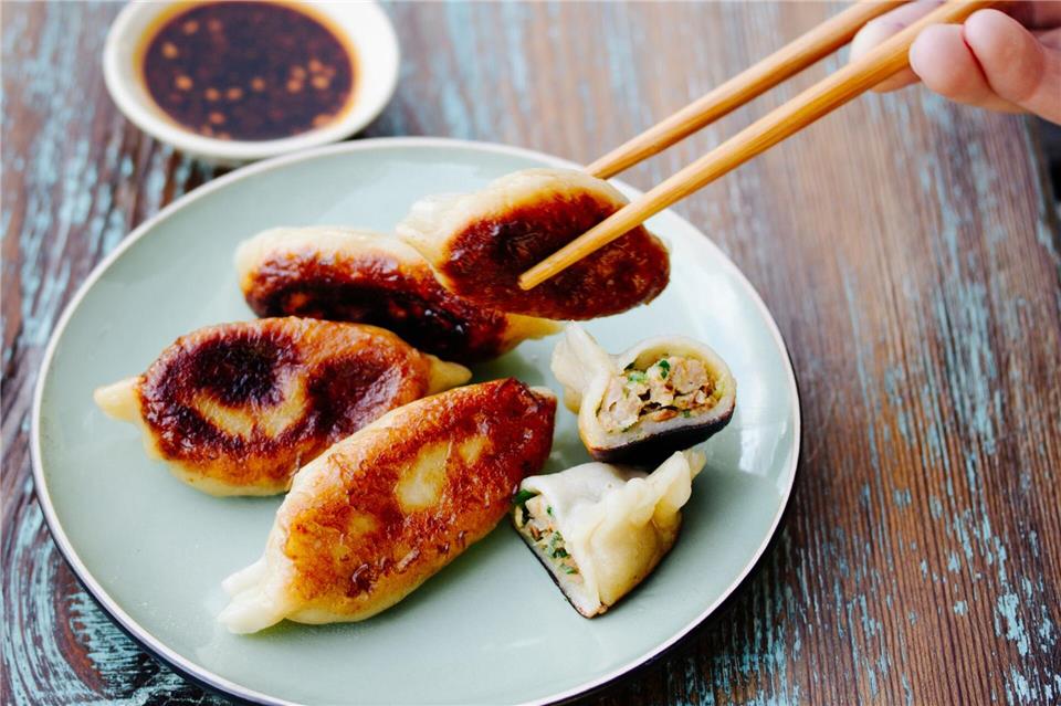 Die mit Schweinefleisch, Kohl, Knoblauch und Ingwer gefüllten Jiaozi gelten als Vorläufer von Teigtaschen wie Gyoza aus Japan oder koreanischen Mandu.asiastreetfood.com/dpa-tmn