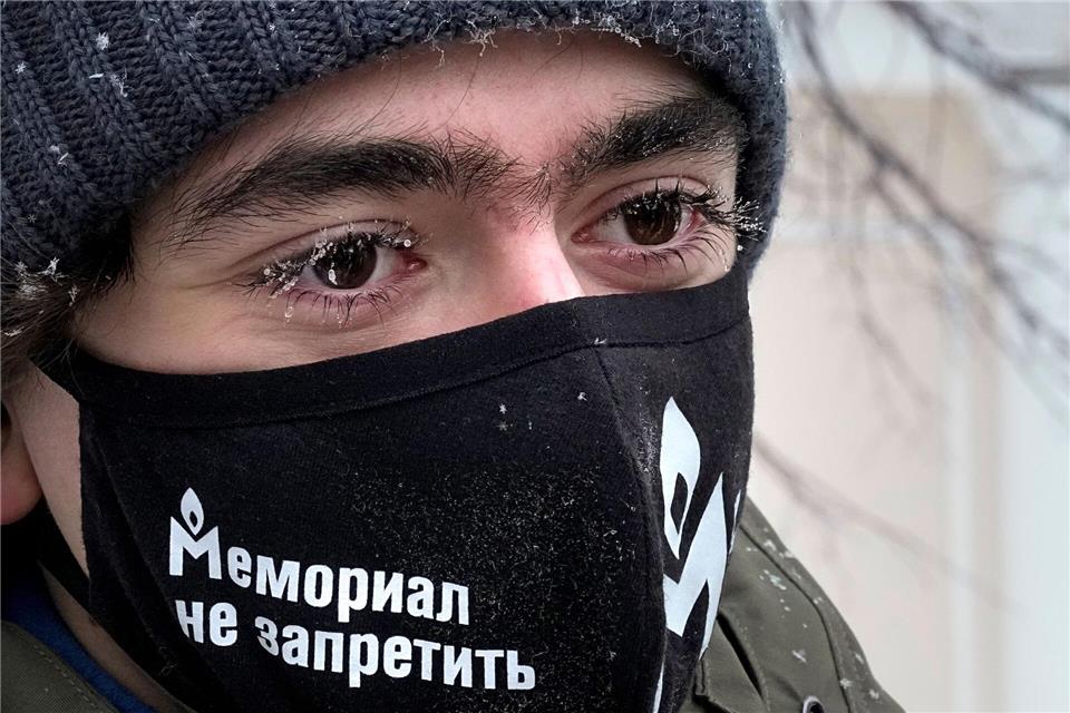 Die mit dem Friedensnobelpreis geehrte Menschenrechtsorganisation Memorial ist in Russland verboten worden. (Archivbild)Alexander Zemlianichenko/AP/dpa