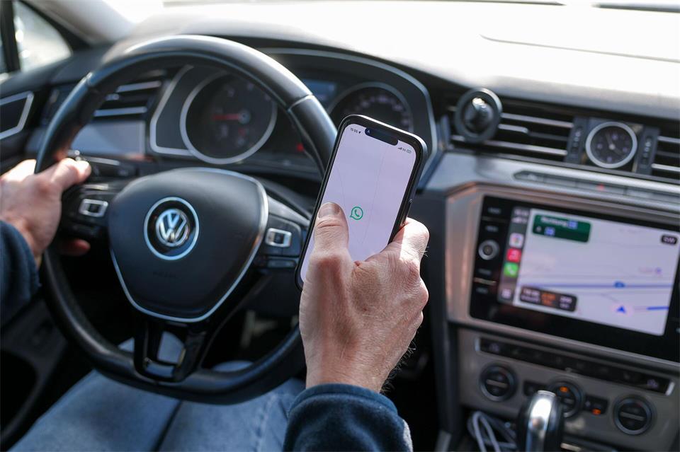 Die mit der Digitaltechnik im Auto einhergehende Ablenkung erhöht nach Analyse der Allianz das Unfallrisiko ganz erheblich. (Symbolbild) Jan Woitas/dpa