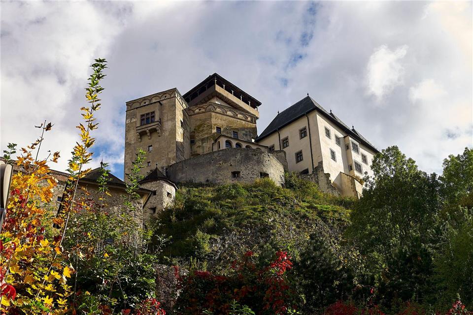 Die mittelalterliche Burganlage thront über dem slowakischen Trencin.Michael Heitmann/dpa-tmn