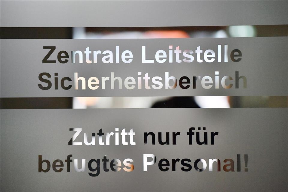 Die mittlerweile laufende Partnerschaft der Leitstellen Erfurt und Nordhausen sei zukunftsweisend, sagt das Innenministerium. (Archivbild)Martin Schutt/dpa-Zentralbild/dpa