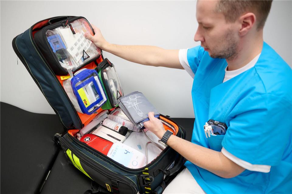 Die mobile Dihva-Außenstelle der Hausarztpraxis passt in einen Rucksack: 50 diagnostische Werte können mit der Technik gemessen und übermittelt werden. Bernd Thissen/dpa