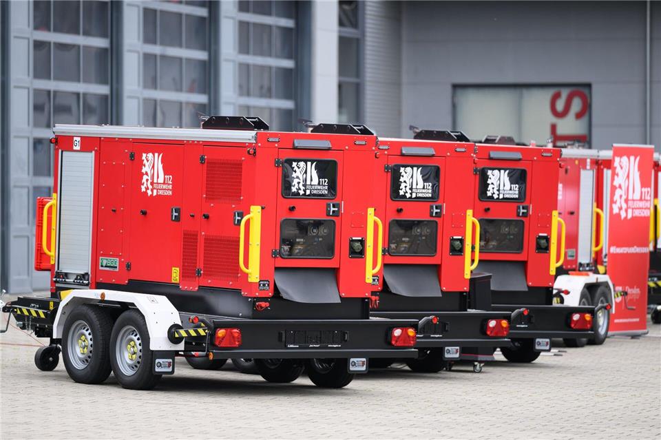 Die mobilen Stromgeneratoren sollen die Versorgung von Rettungsdienst und Feuerwehr zusätzlich absichern.Robert Michael/dpa