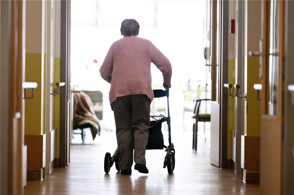Die monatliche Eigenbeteiligung für Pflegebedürftige im Pflegeheim ist in Sachsen gestiegen (Symbolbild)Sebastian Kahnert/dpa