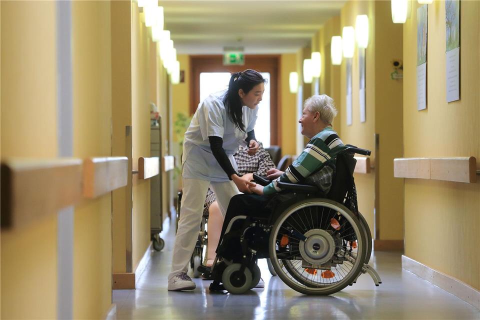 Die monatliche Eigenbeteiligung für einen Pflegeheimplatz ist in Sachsen-Anhalt gestiegen (Archivbild) Jens Wolf/dpa