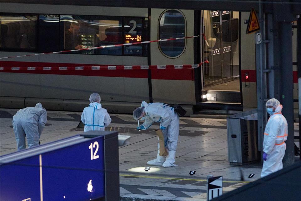 Die mutmaßliche Messerstecherin hatte sich wenige Minuten vor der Tat ein Gemüsemesser in einem Drogeriemarkt im Hauptbahnhof gestohlen. (Archivbild)Georg Wendt/dpa