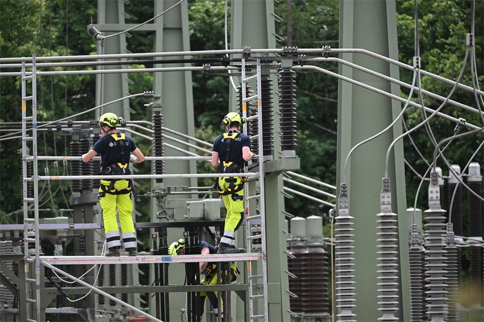 Die mutmaßlichen Angriffe auf Umspannwerke und andere Energieanlagen in Deutschland haben die Verwundbarkeit kritischer Infrastruktur stärker ins öffentliche Bewusstsein gerückt. (Archivbild)Marijan Murat/dpa