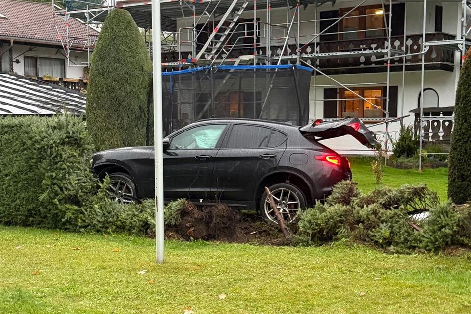 Die mutmaßlichen Einbrecher bauten auf ihrer Flucht einen Unfall. Dominik Bartl/dpa