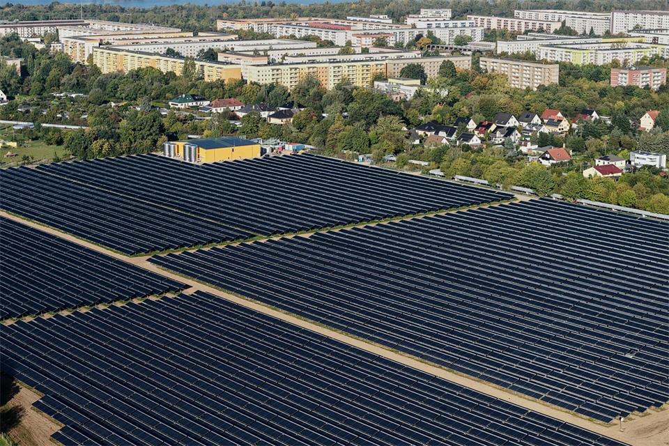 Die nach Betreiberangaben größte deutsche Solarthermieanlage am Rande Leipzigs wurde auf einer Fläche von über 65.000 Quadratmeter errichtet. Jan Woitas/dpa