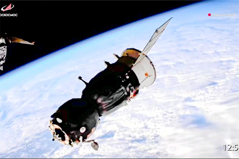 Die nach einem Leck defekte russische Raumkapsel Sojus MS-22 hat wie angekündigt von der Raumstation ISS unbemannt abgedockt.