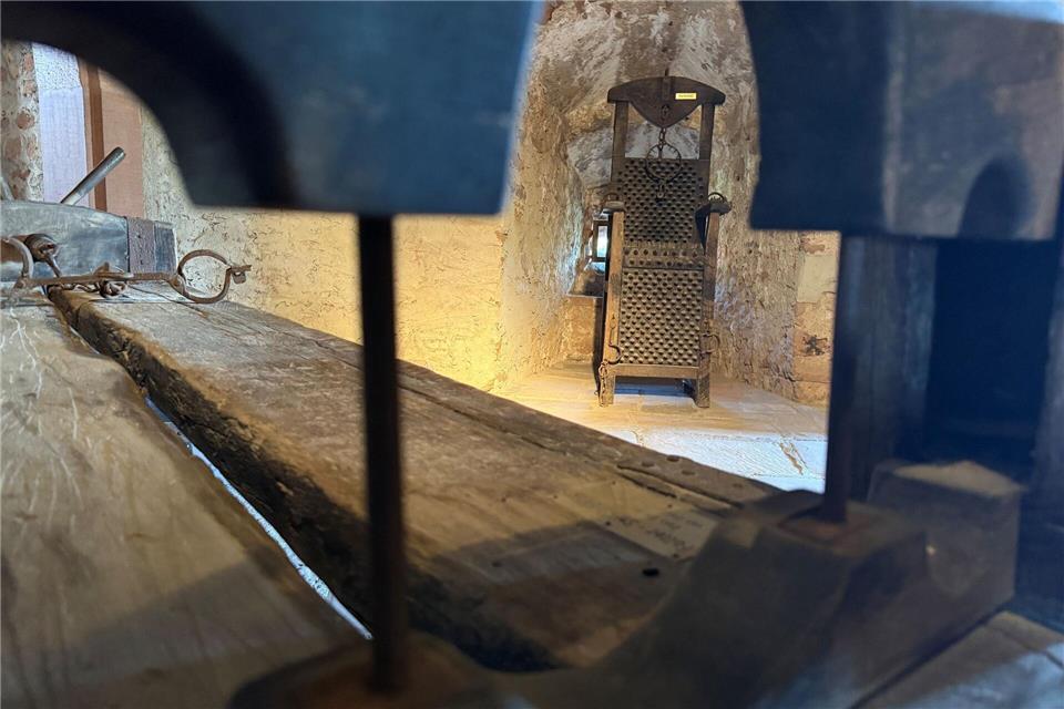 Die nachgebauten Folterinstrumte sollen einen Eindruck der Qualen vermitteln, die die Beschuldigten in den Zeiten der Hexenverfolgung erleiden mussten.Michael Bauer/DPA