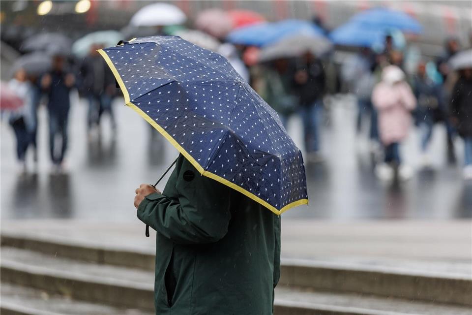 Die nächsten Tage werden meist ungemütlich bei Regen und starker Bewölkung. (Symbolbild)Markus Scholz/dpa