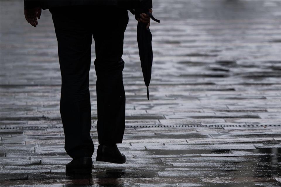 Die nächsten Tage werden regnerisch und nass. (Symbolbild)Andreas Arnold/dpa
