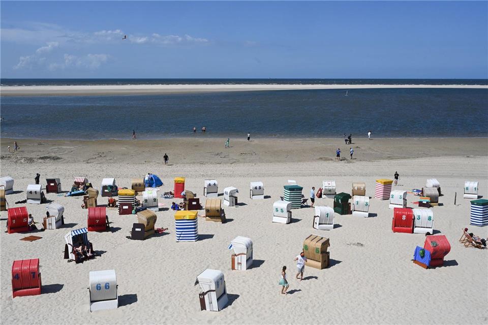 Die nächsten Tage werden zwar vorwiegend sommerlich, doch die Gefahr vor Unwettern bleibt bestehen. (Symbolbild)Lars Penning/dpa