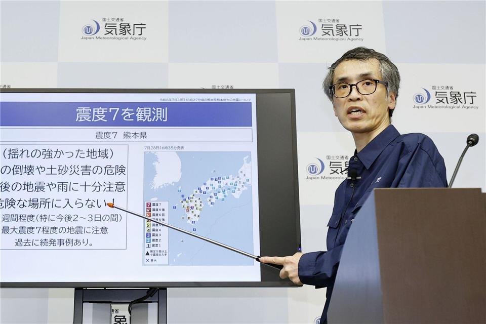 Die nationale Wetterbehörde warnt auch für die nächsten Tage vor möglichen schweren Beben. kyodo/dpa