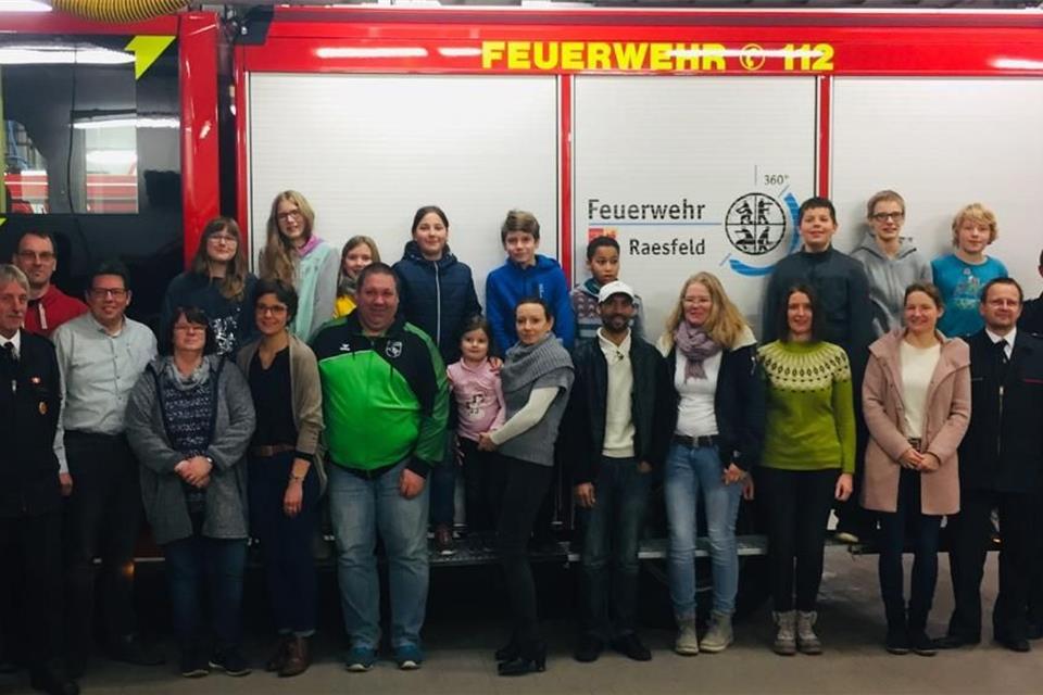 Die neu aufgenommenen Jugendfeuerwehrmitglieder mit ihren Eltern, Gemeindejugendfeuerwehrwart Wolfgang Schwiederowski, Leiter der Feuerwehr, André Szczesny, und Jugendwart ( Ausbilder ) Thomas Kilian. 