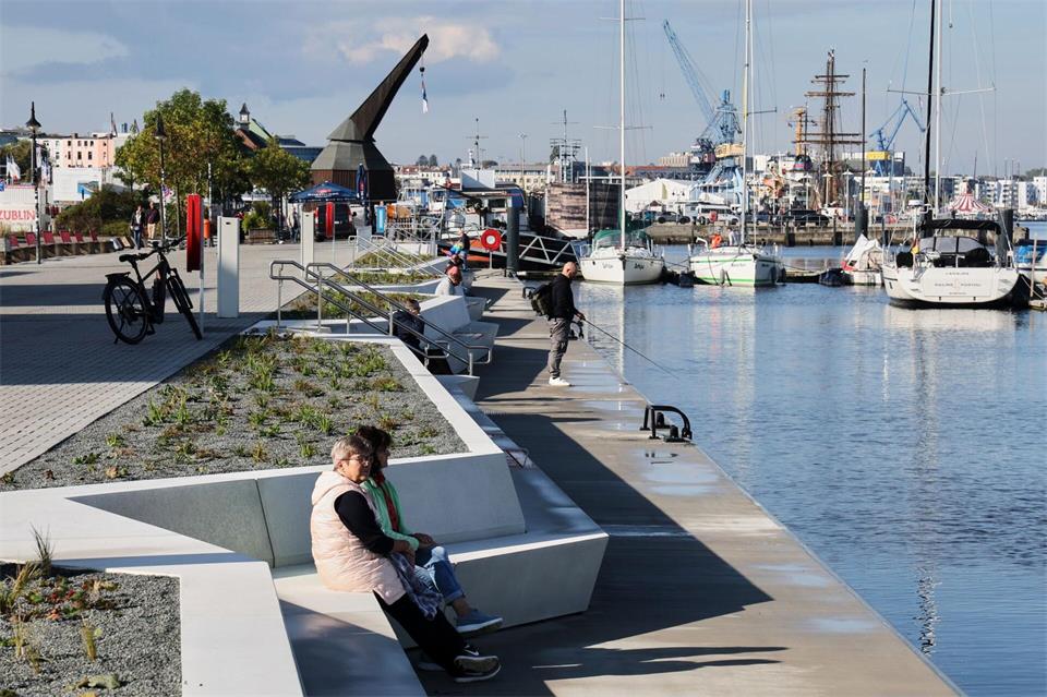 Die neu gestalte Kainanlage am Rostocker Stadthafen verfügt über Sitzgelegenheiten mit Blick aufs Wasser. Bernd Wüstneck/dpa