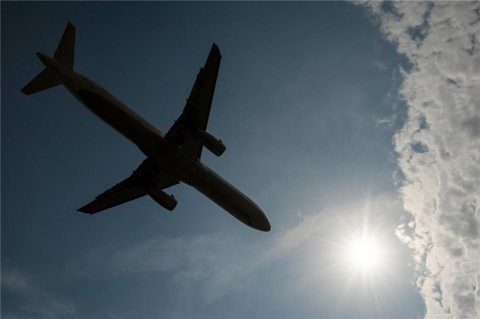 Die neue Abflugroute „Cindy S“ bringt einigen Kommunen mehr Fluglärm. (Archivbild)Boris Roessler/dpa