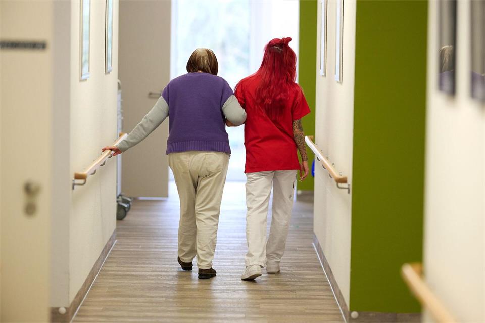 Die neue Ausbildung zur Pflegeassistenz soll in der Regel 18 Monate dauern, Verkürzungen sind möglich. (Symbolbild)Bernd Thissen/dpa