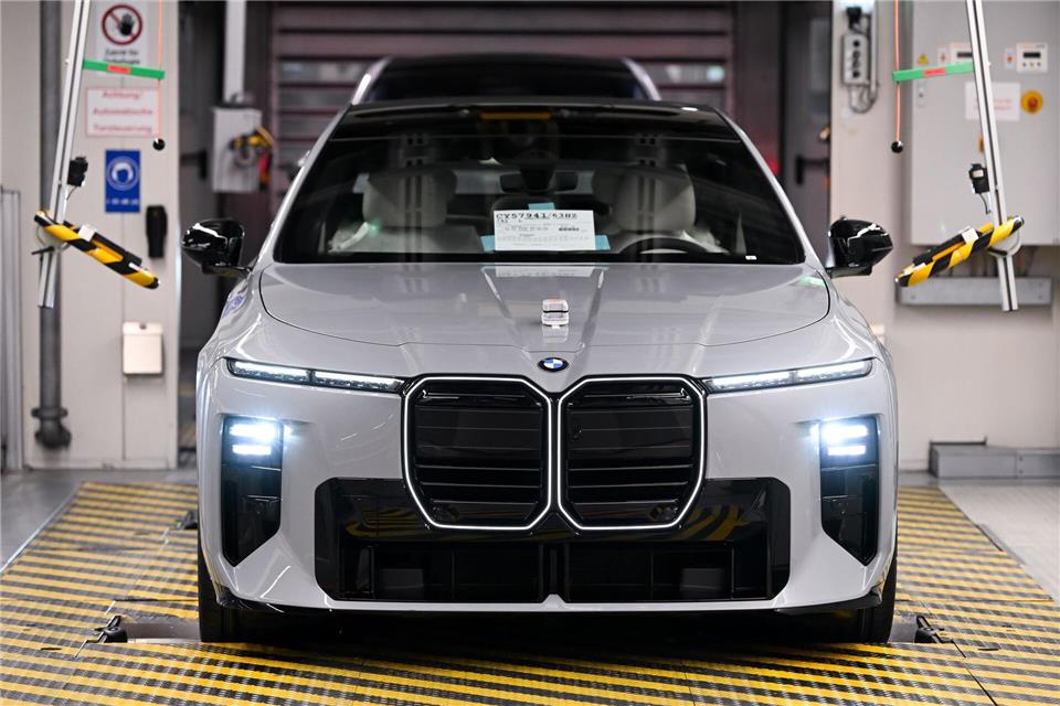 Die neue BMW 7er-Modellreihe wird im Werk Dingolfing gefertigt.Sven Hoppe/dpa
