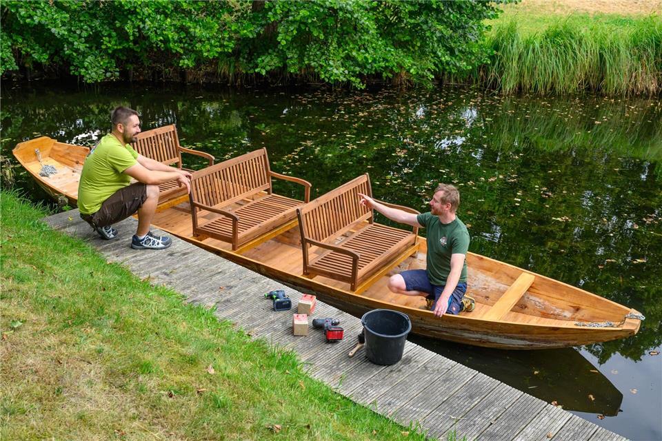 Die neue Bauweise könnte eine Nische für Liebhaber traditioneller Holzkähne schaffen, denken Andreas Zimmer (l) und Marcel Müller.Patrick Pleul/dpa