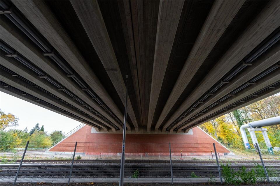 Neue Brücke über Blumberger Damm für Verkehr freigegeben  Die neue Brücke ist knapp 36 Meter lang und knapp 24 Meter breit.Soeren Stache/dpa