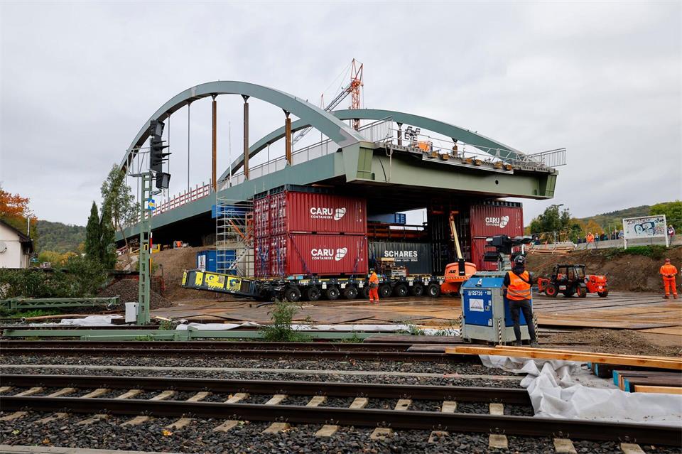 Die neue Brücke wurde am Samstag erfolgreich in ihre Endposition eingeschoben.Thomas Banneyer/dpa