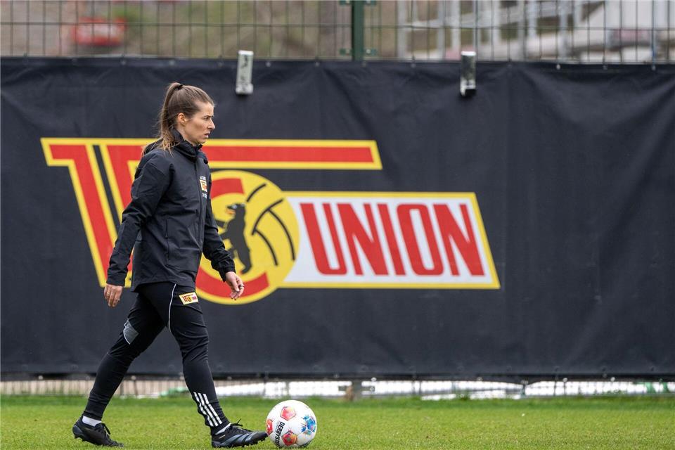 Die neue Cheftrainerin Marie-Louise Eta leitete erstmals das Training bei Bundesligist 1. FC Union Berlin.Matthias Koch/dpa