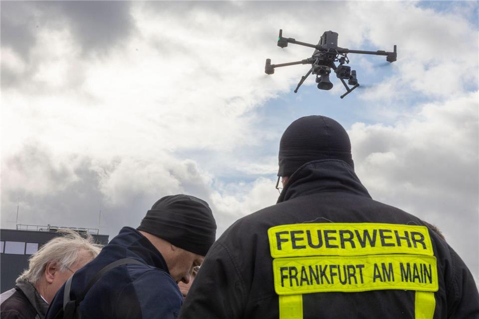 Die neue Drohne lässt sich auch bei starken Windböen noch gut steuern. (Archivbild)Helmut Fricke/dpa