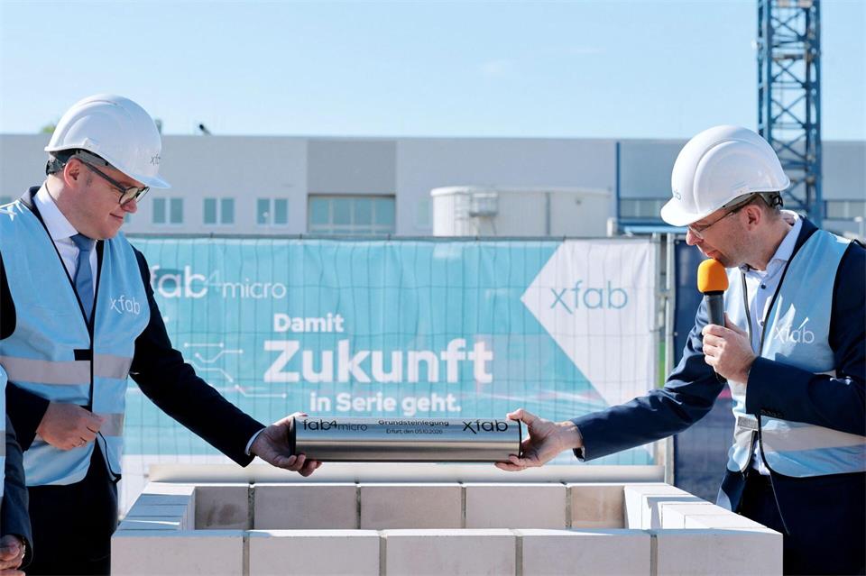 Die neue Fabrik soll die wachsende Nachfrage aus den Bereichen Automobil, Industrie und Medizintechnik unterstützen.Bodo Schackow/dpa